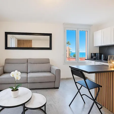 On Sea Front Apartmán *